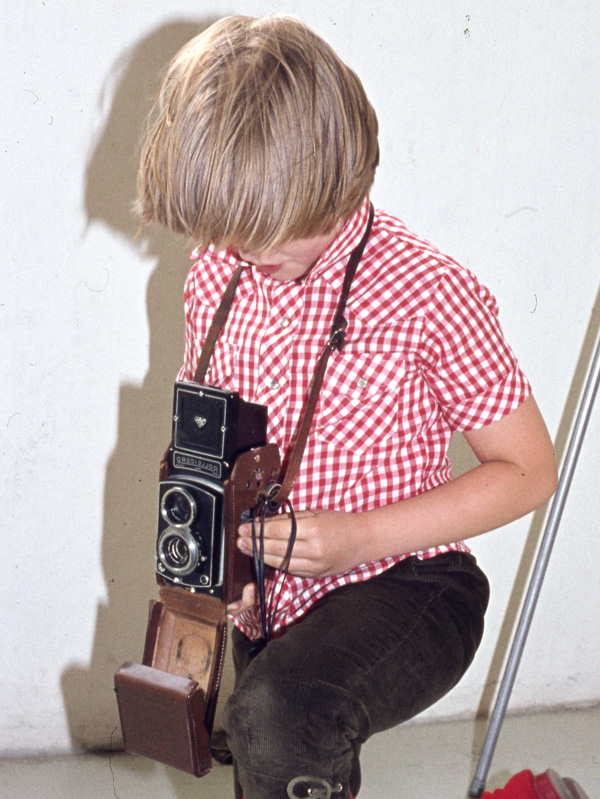 Annerose, 7 Jahre, beim Fokussieren mit Papas analoger Rolleiflex.